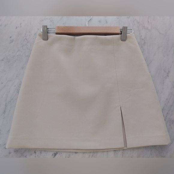 Aritzia | Sunday Best Beige Vegan leather skirt size 4 - Autumn/Winter - Picture 2 of 5